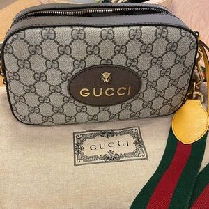 Authentic Gucci cross body purse in excellent condition!